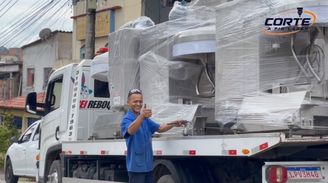 Caminhão levando máquinas em inox embaladas até o cliente